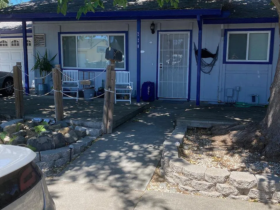 220 Long St