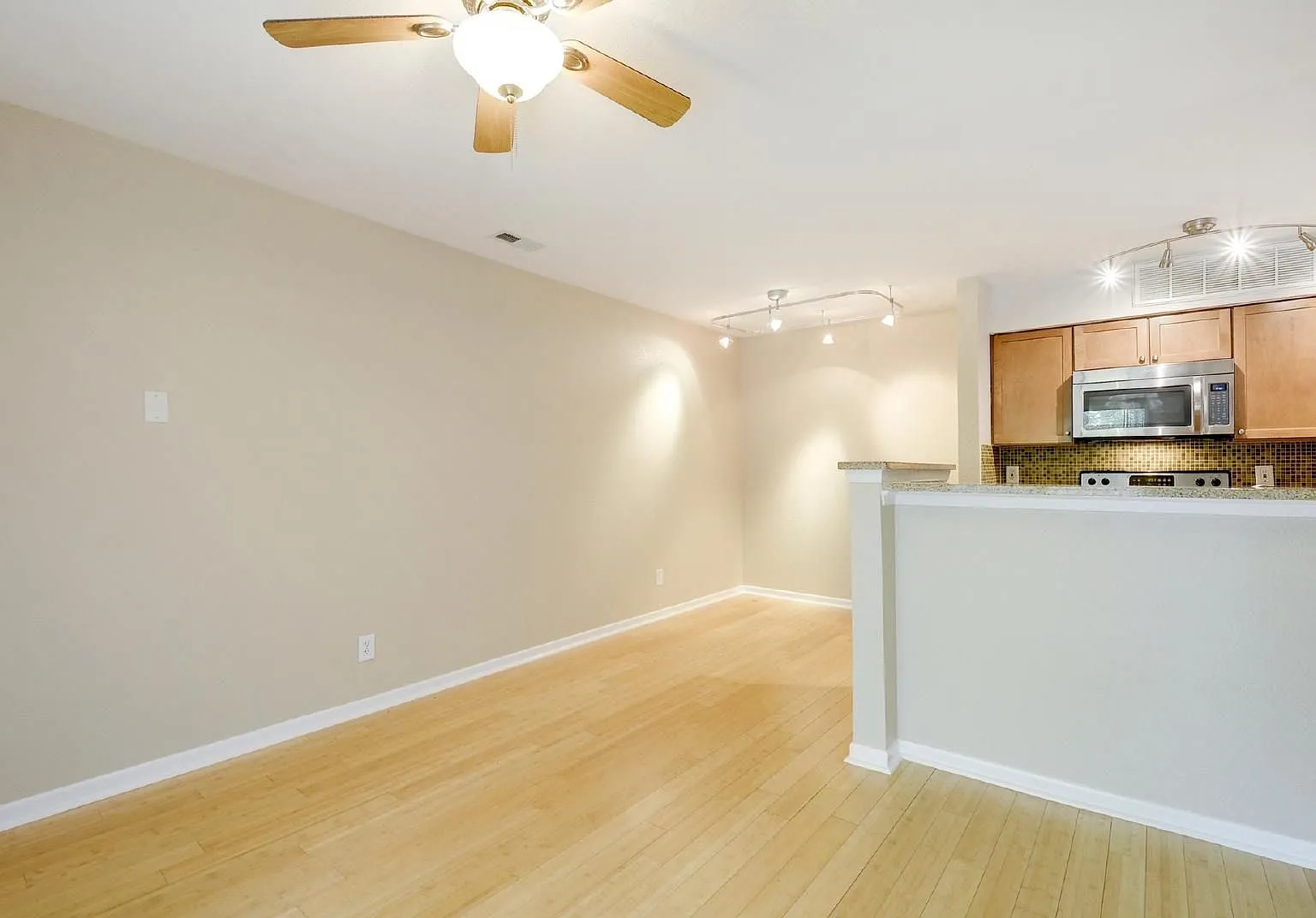 1 bed, 1.0 bath, 520 sqft, $1,045 — Photo 4