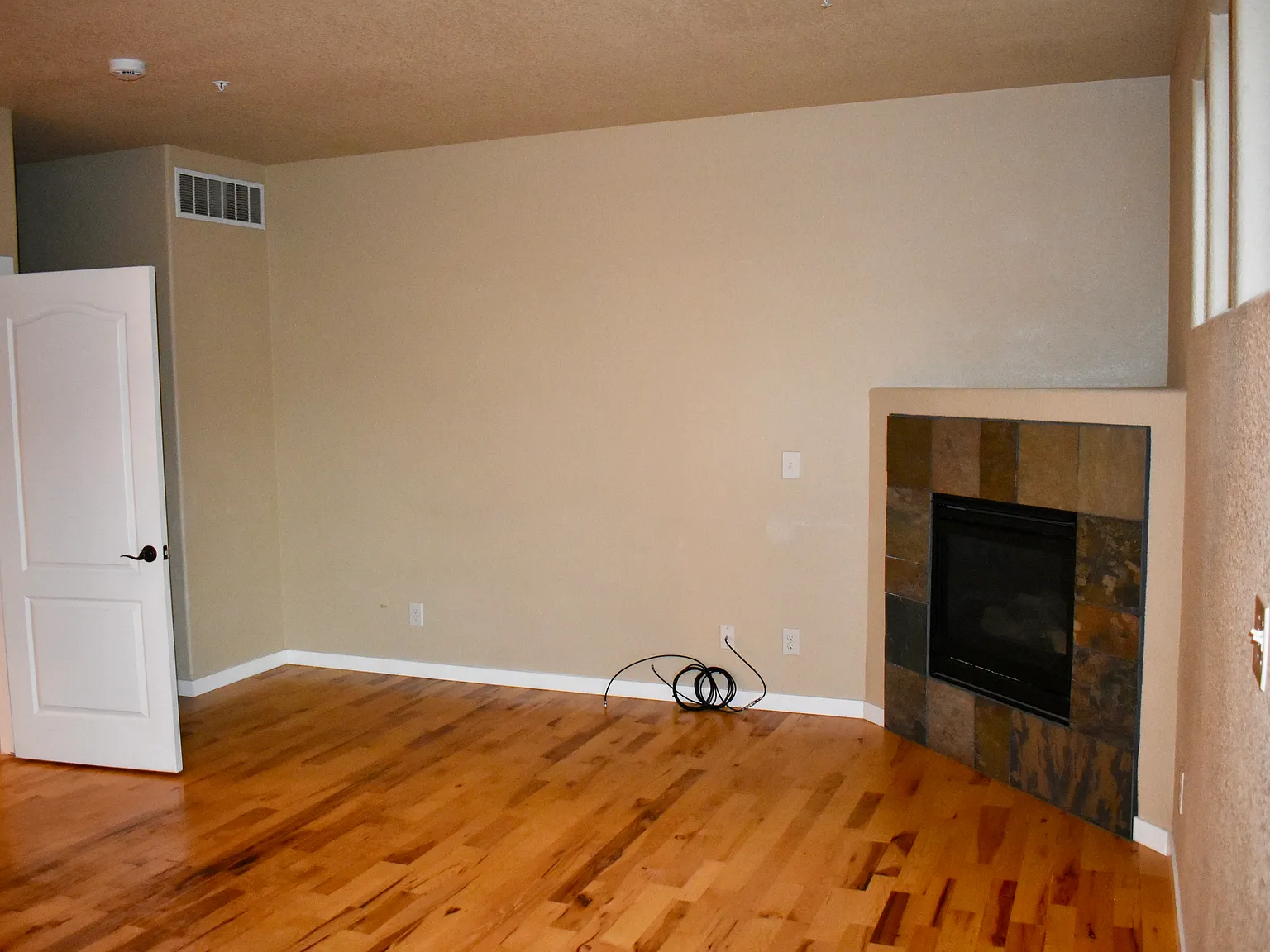 3 bed, 3.5 bath, 1836 sqft, $2,495 — Photo 4