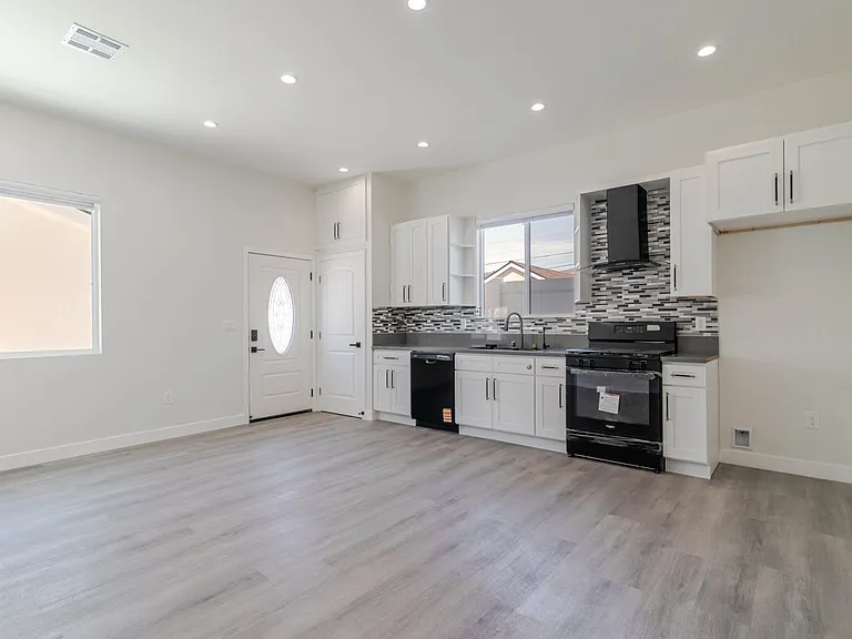 10656 Nassau Ave — Photo 7