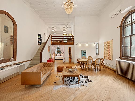 3rd image of 431 E 6th St APT 1