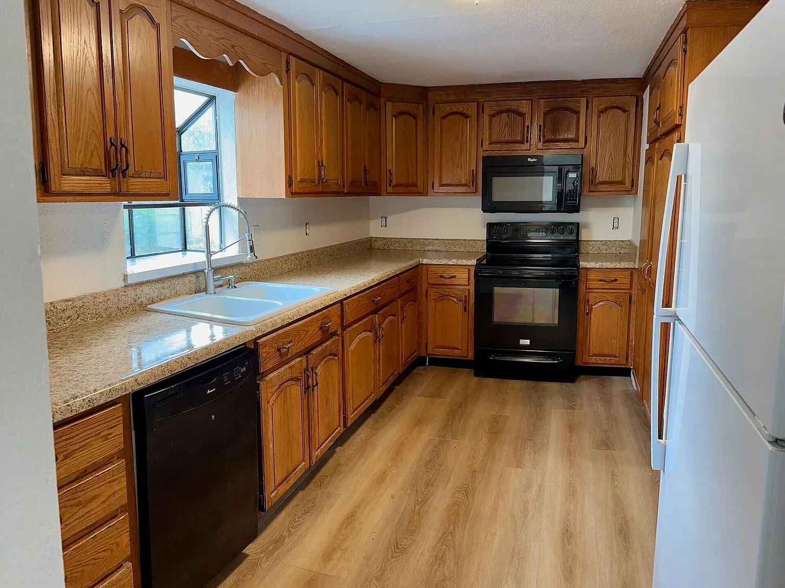 4 bed, 2.0 bath, 1415 sqft, $1,750 — Photo 2