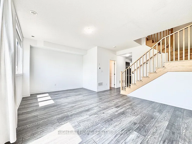 16 Blue Forest Cres — Photo 9