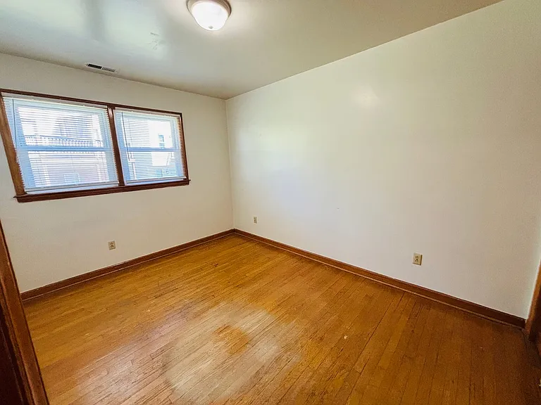 2 Bedroom, 1 Bath Apartment — Photo 21