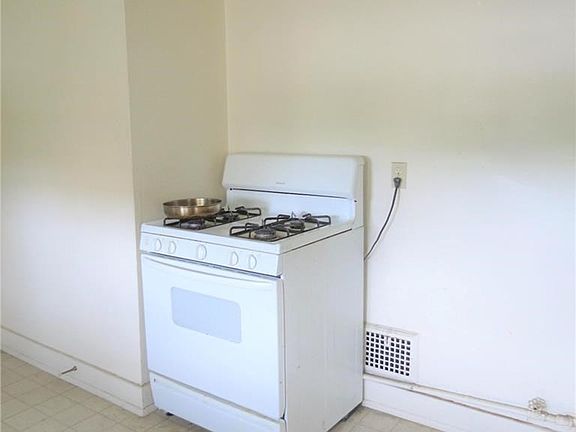 3rd image of 838 Woodbine Ave SE