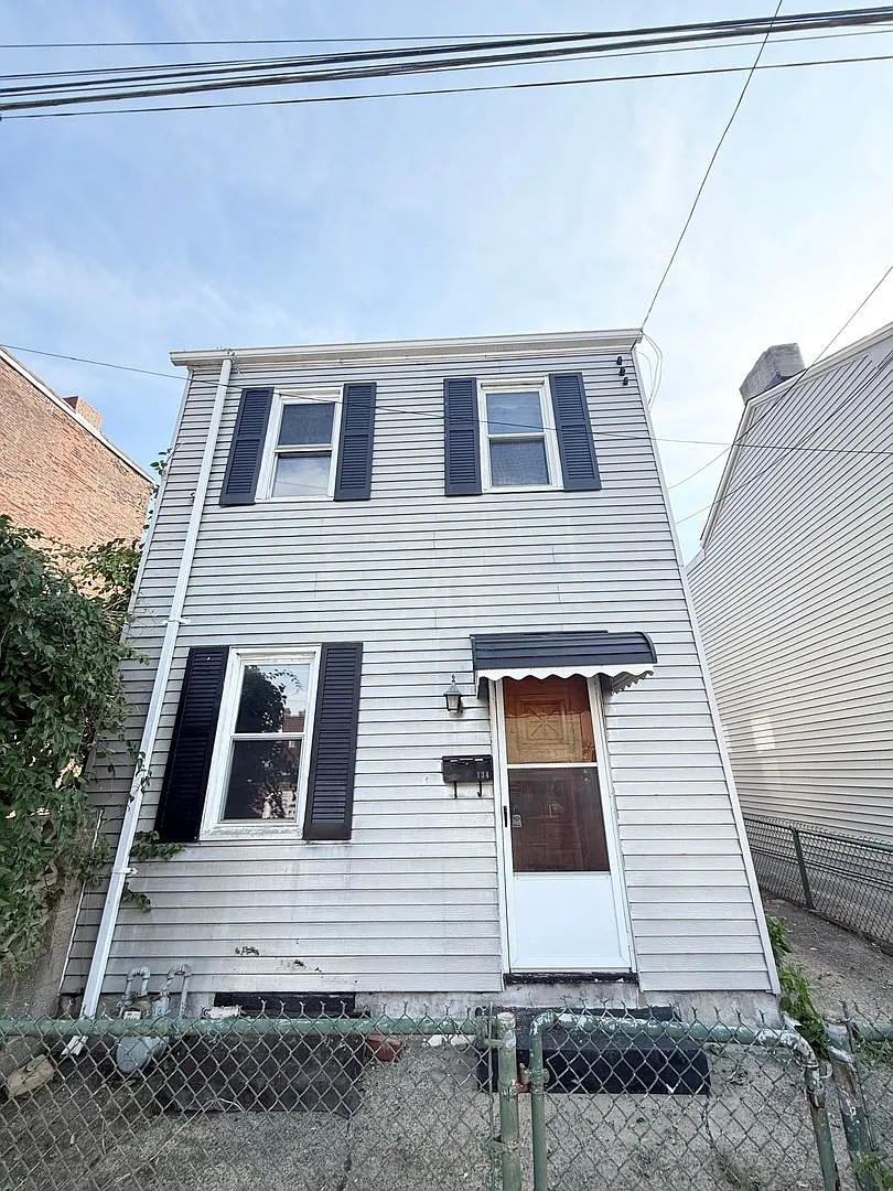 One or 2 bedroom, 1 bathroom home with a den in the heart of Lawrenceville. — Photo 1