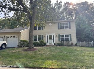 12 Glen Arden Dr, Howell, NJ