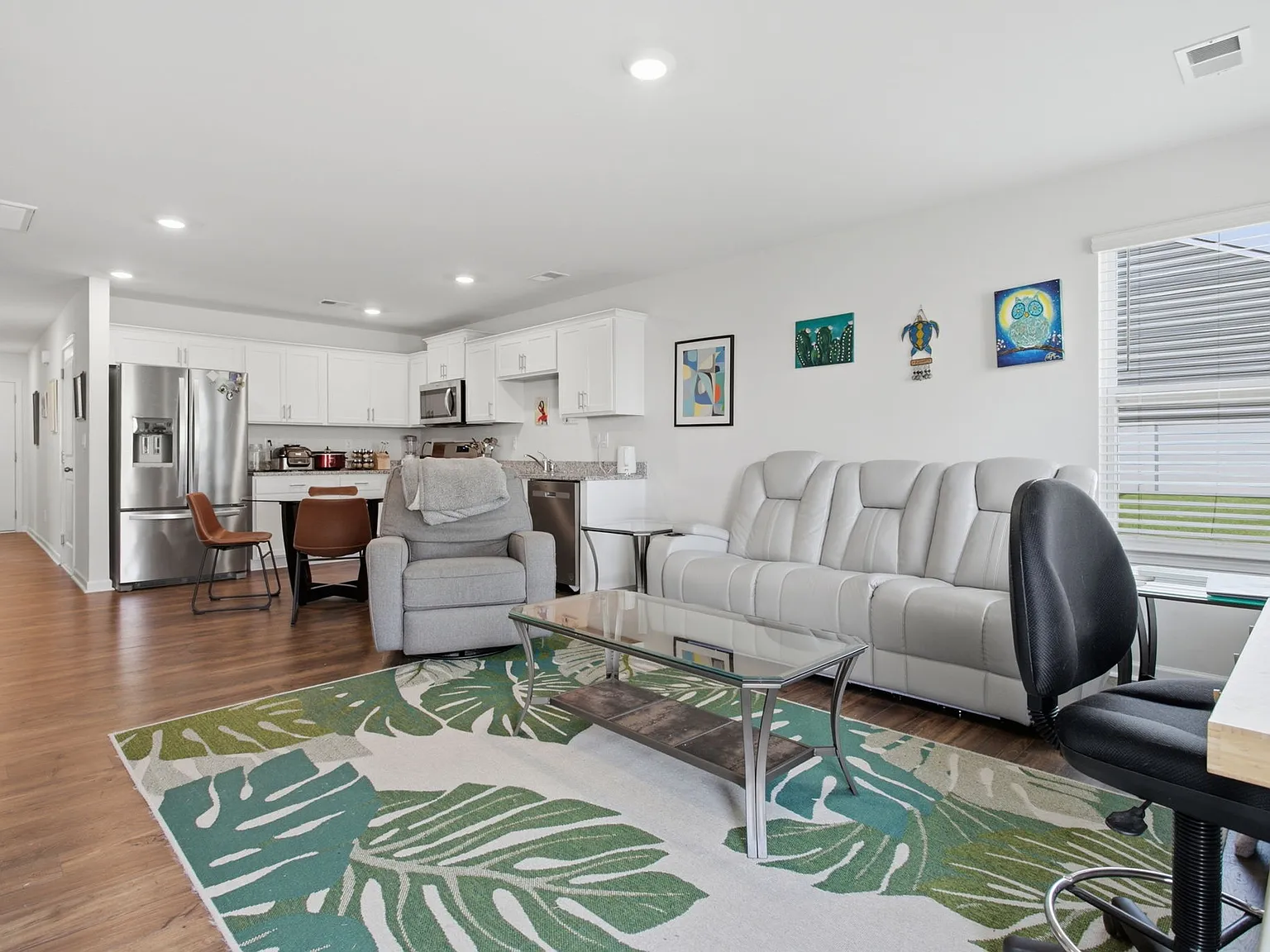 3 bed, 1183 sqft, $2,050 — Photo 4