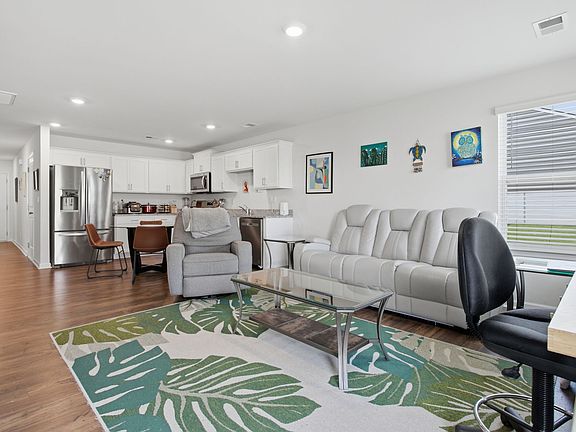 4th image of 216 Boxbury Way