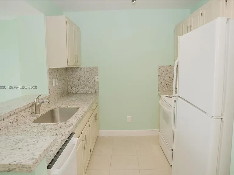2665 SW 37th Ave #405 — Photo 9