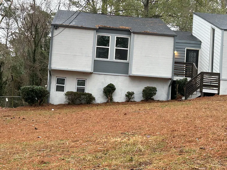 555 Glencove Dr — Photo 2