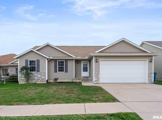 8 Frontier Ct, Le Claire, IA 52753