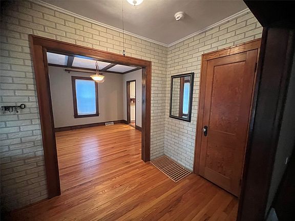 4th image of 323 Floral Ave