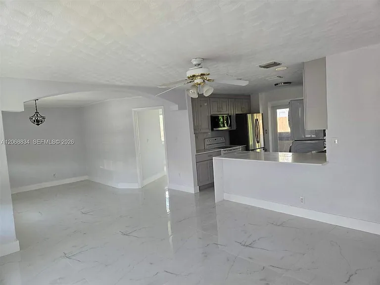 1101 NE 23rd Pl — Photo 2