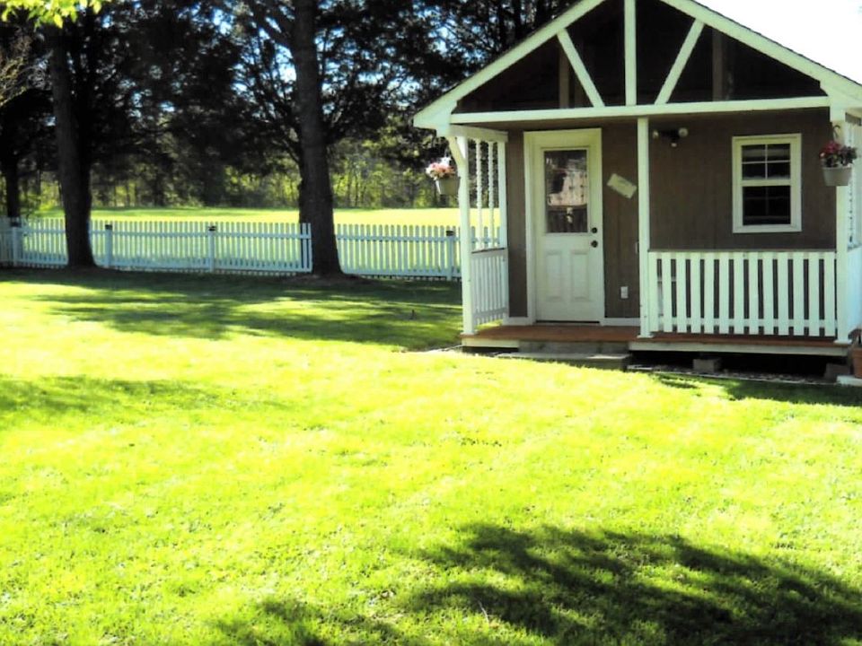 Storage shed & fenced back yard