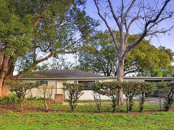 4th image of 1177 Lake Lucerne Cir