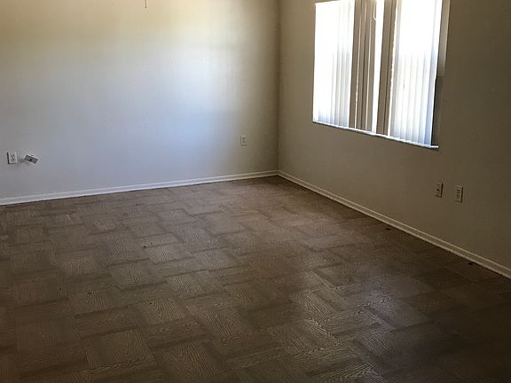 4th image of 702 Maggie Cir