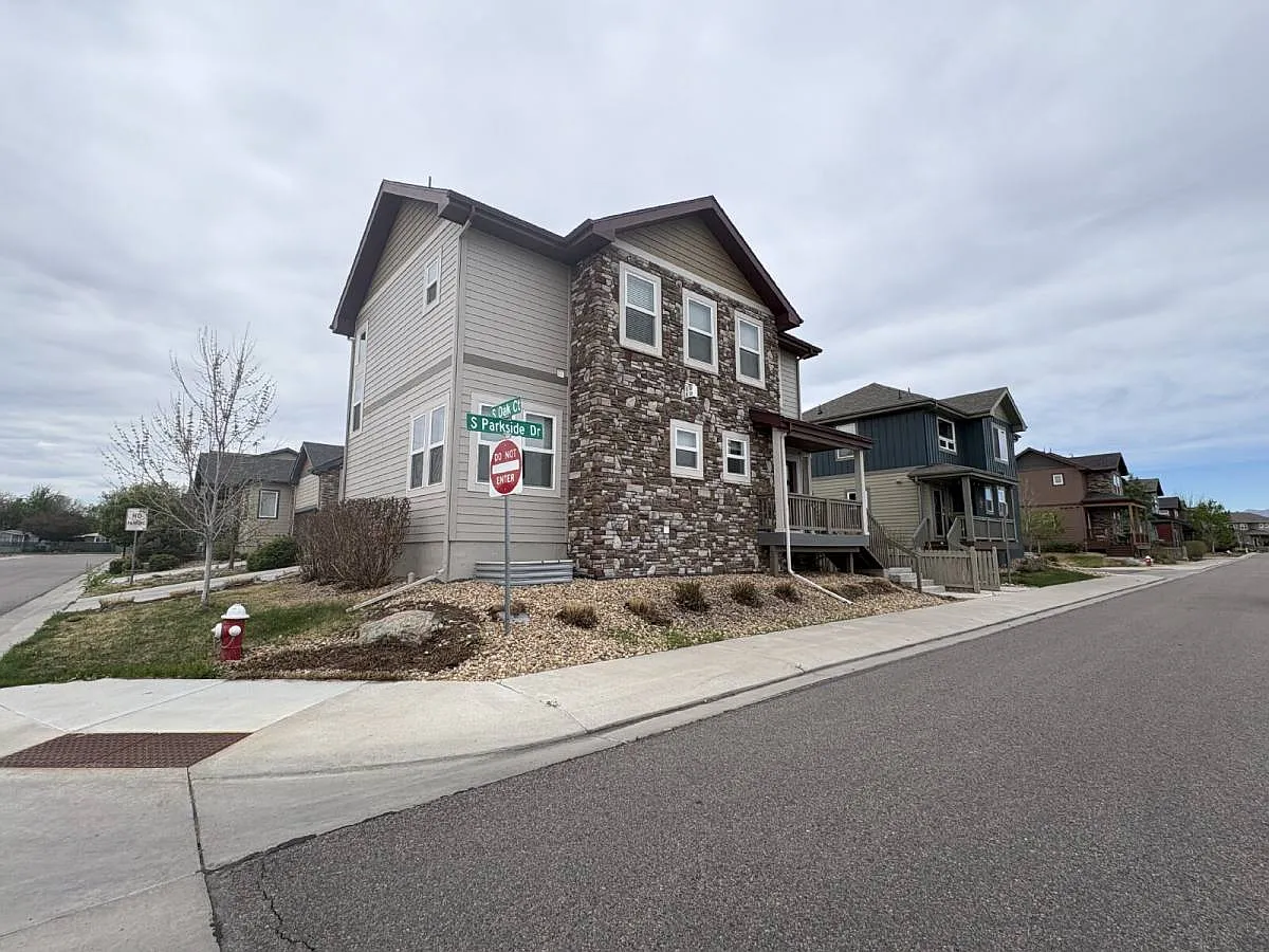 Building Photo - 1303 S Oak Ct