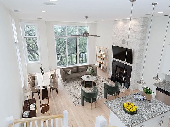 3rd image of 928 N Wolcott Ave #3A