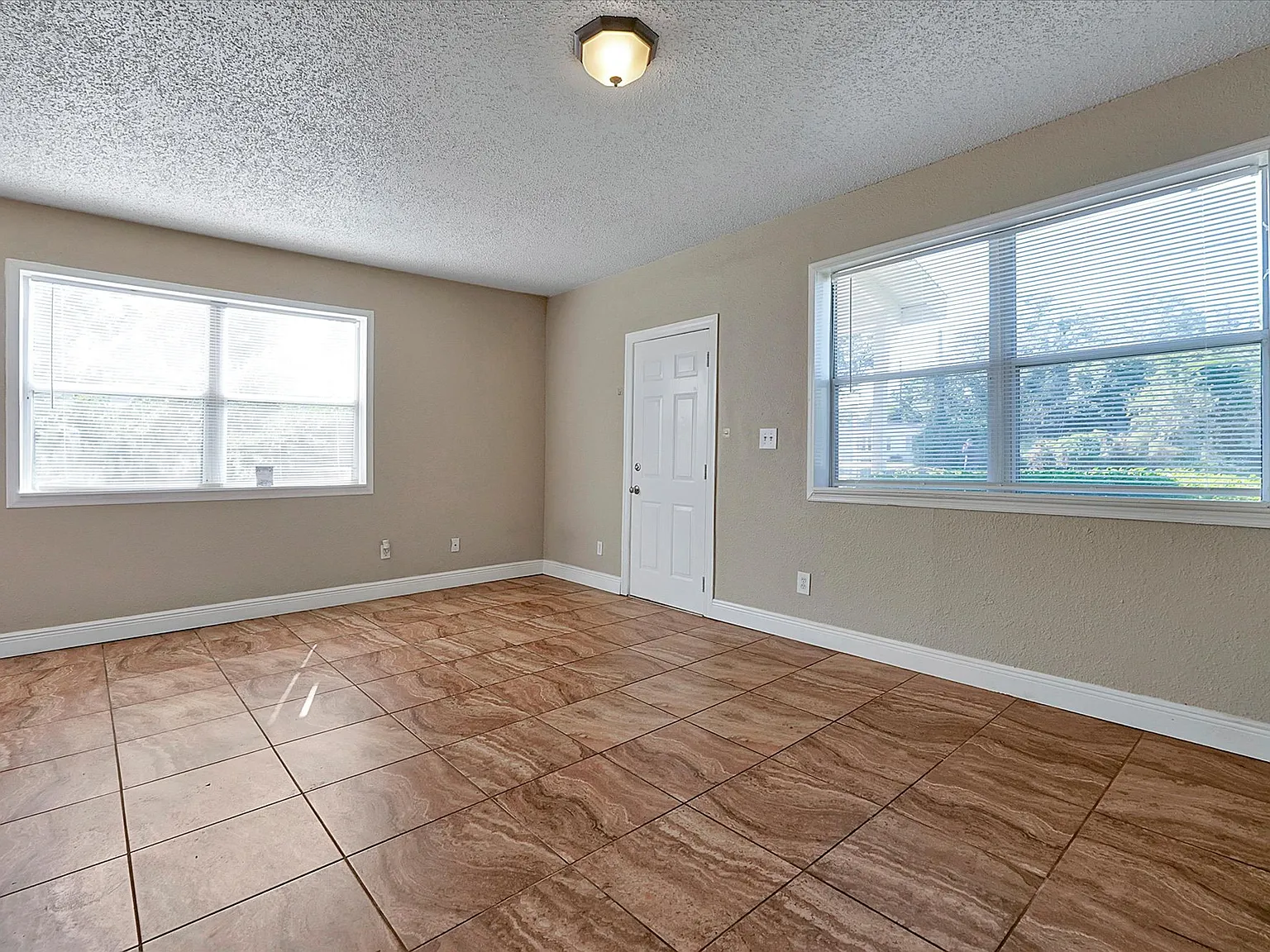 2 bed, 1000 sqft, $1,800 — Photo 4