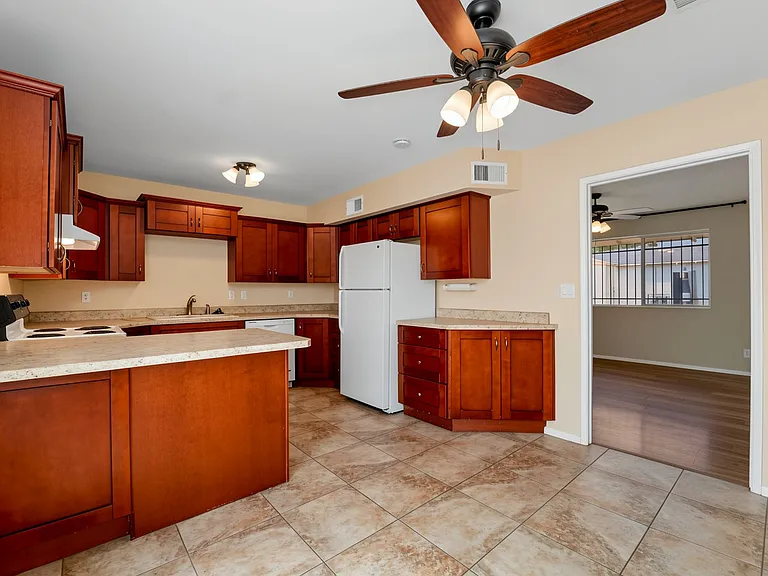 114 S Lesueur — Photo 11