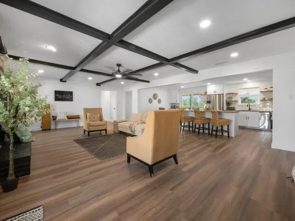 321 Crestview Dr, Red Oak, TX 75154