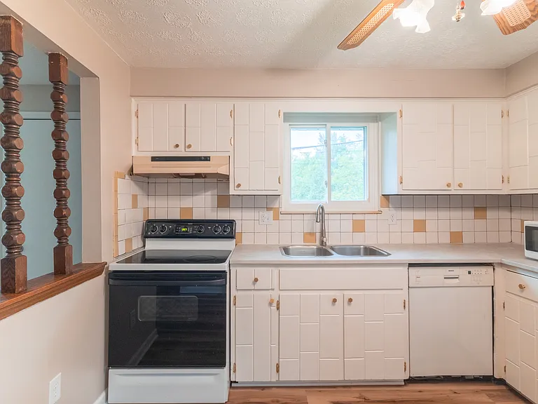 1642 Hobart Ave #1642 — Photo 6