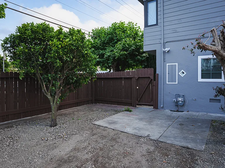 582 Euclid Ave — Photo 2