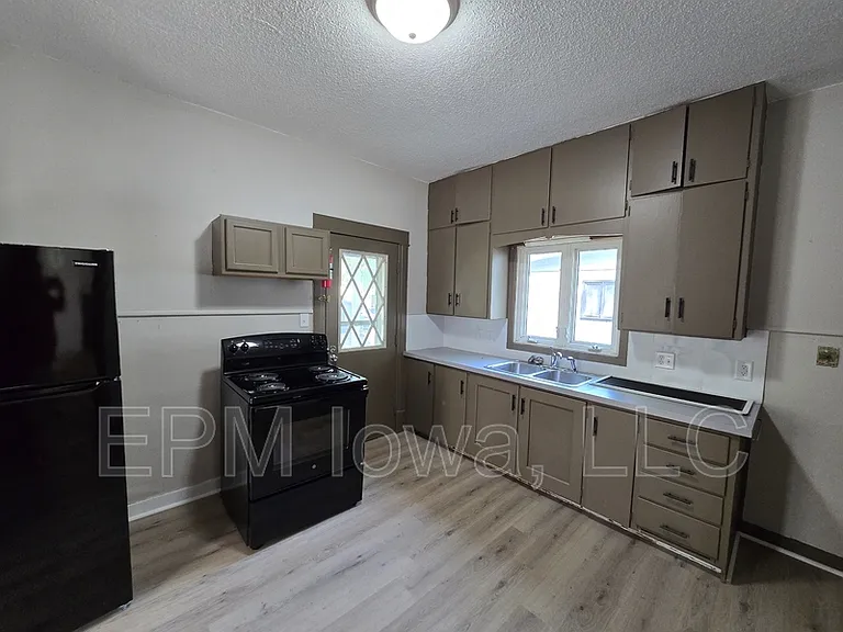 422 Baltimore St — Photo 9