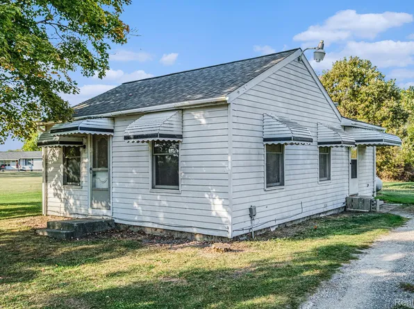 10126 McEnrue Rd, Swartz Creek, MI 48473
