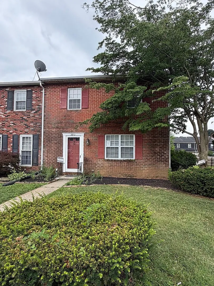 3 Bedroom Townhouse Wilson School District — Photo 1