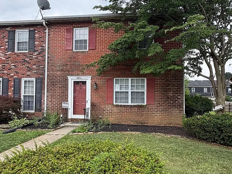 2012 Hale Ct — Photo 1