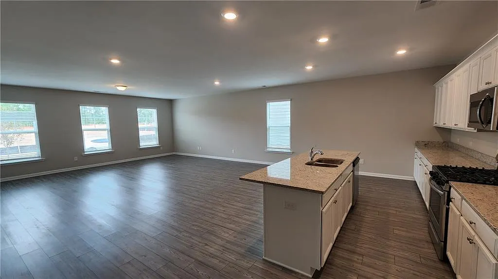 4 bed, 2.5 bath, 2391 sqft, $2,200 — Photo 2