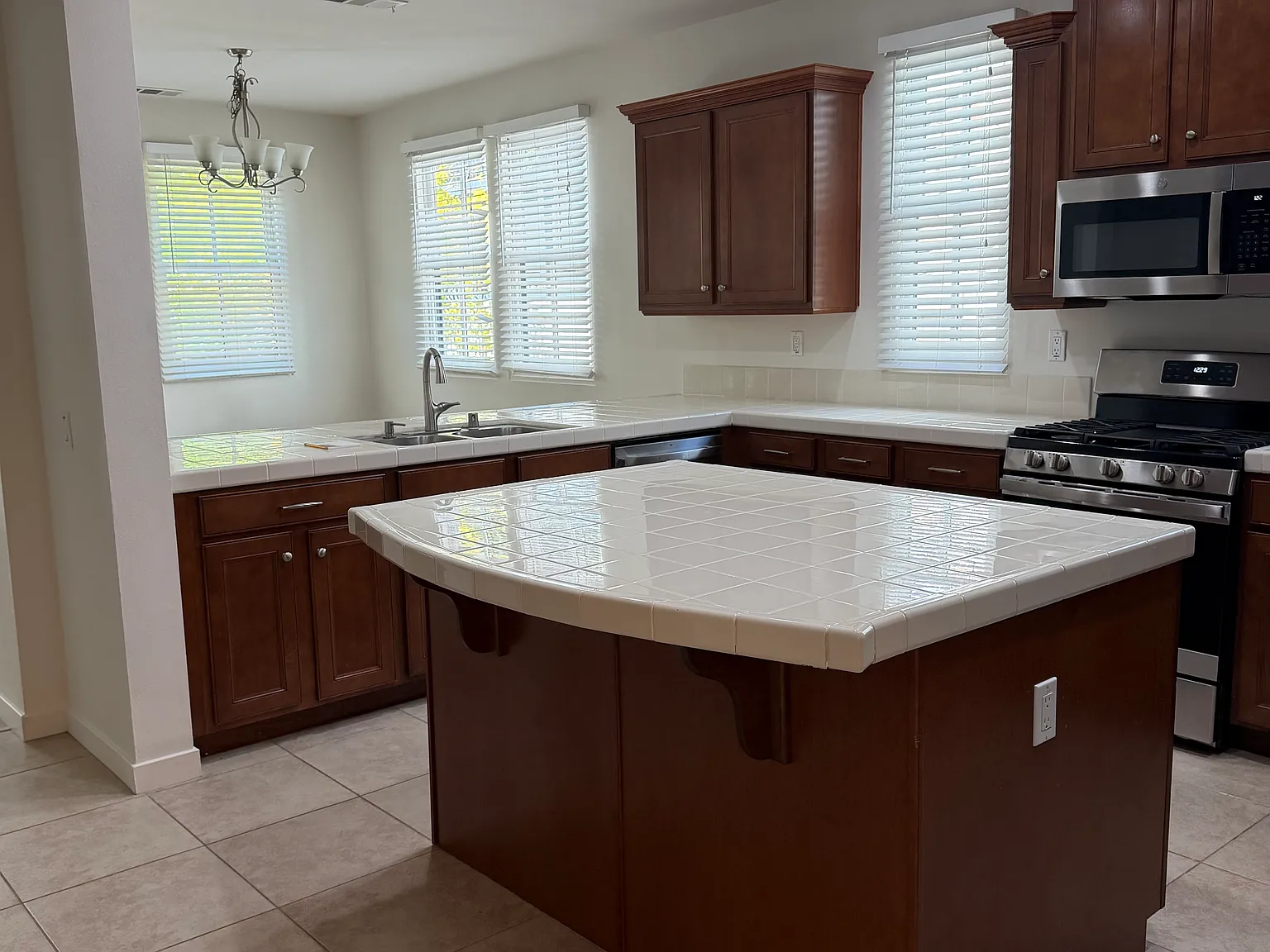 3 bed, 2.5 bath, 1603 sqft, $2,186 — Photo 2