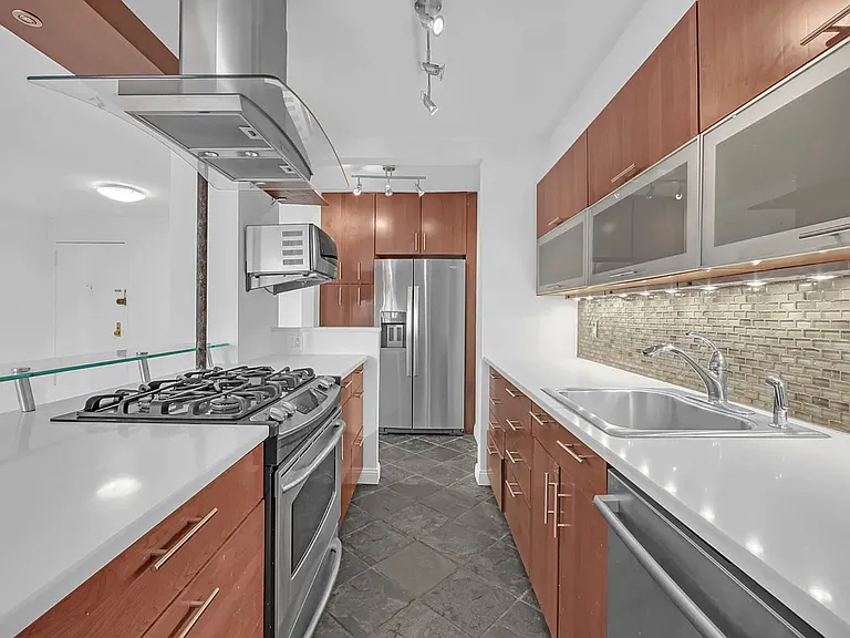 201 E 36th St #15D — Photo 2