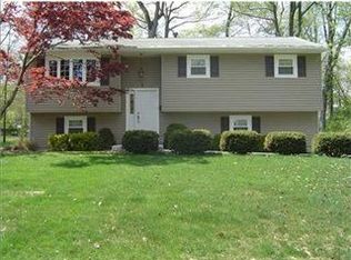 3 Brookhill Dr, West Nyack, NY 10994