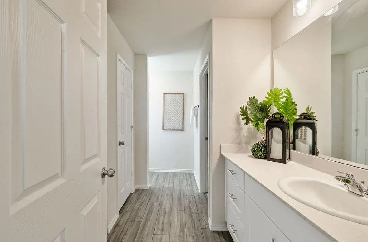 3 bed, 2142 sqft, $2,350 — Photo 2