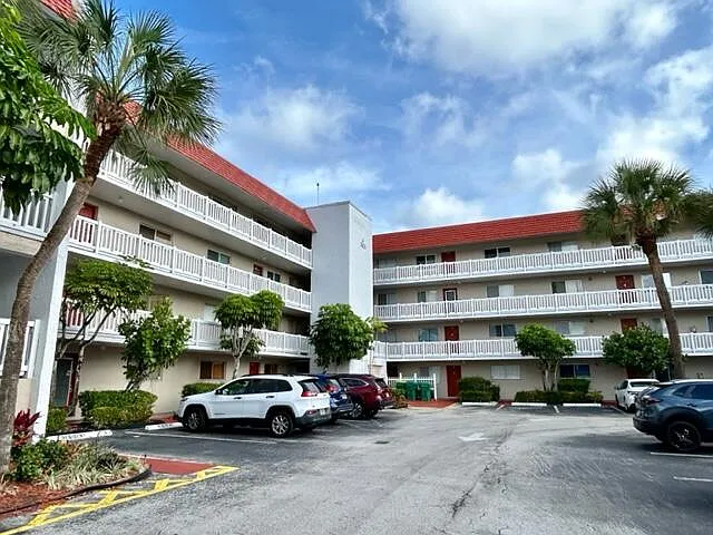 Building Photo - 3601 Inverrary Dr #306