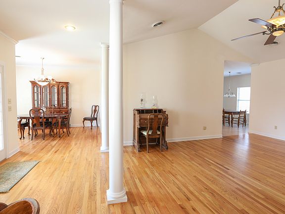 5th image of 219 Emerald Chase Cir