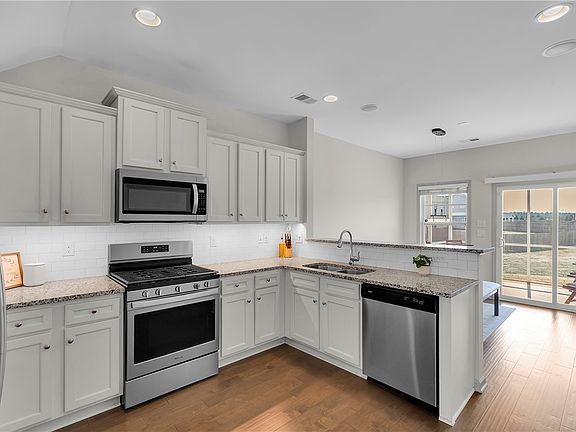 5th image of 302 Phillips Dr