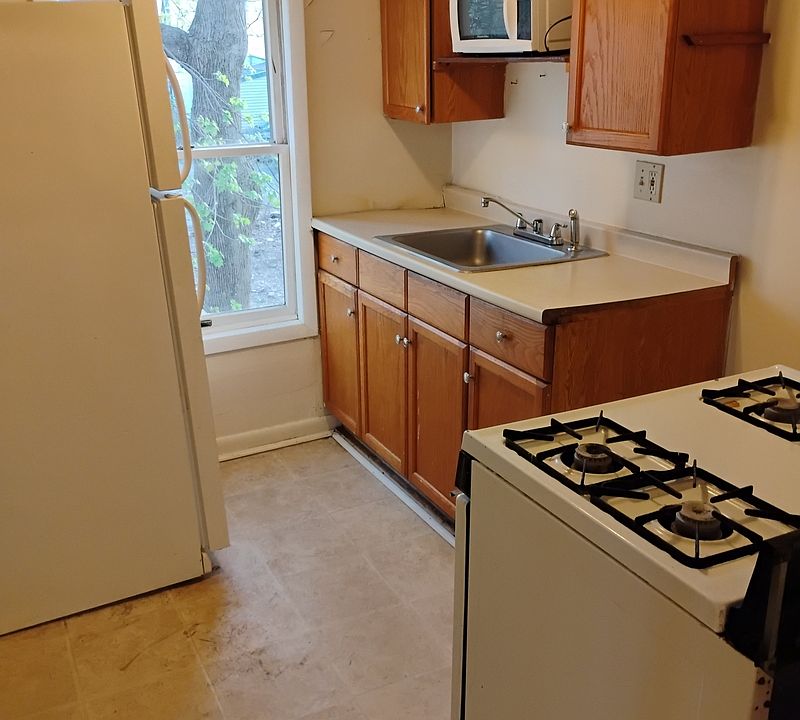 1st image of 452A Hudson Ave #2