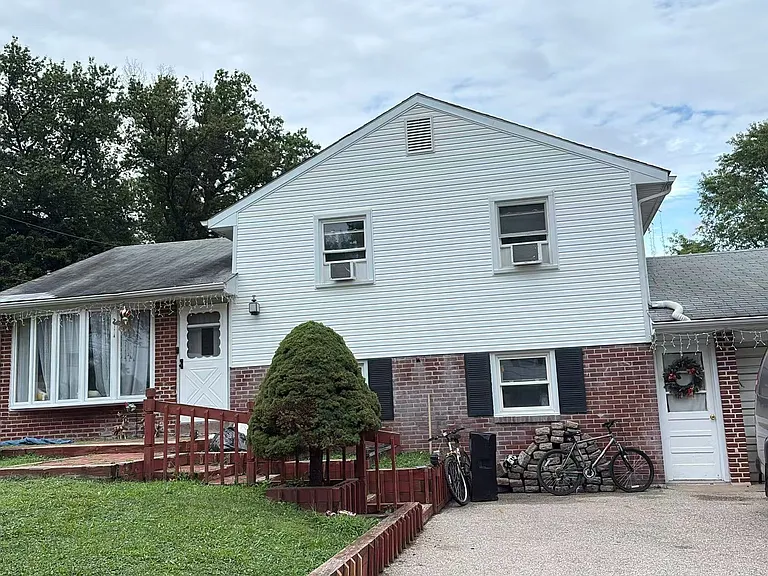 312 Spring Ln — Photo 5