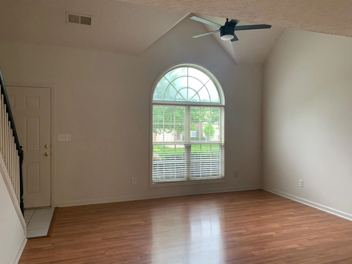 3 bed, 2.0 bath, 1350 sqft, $1,895 — Photo 3