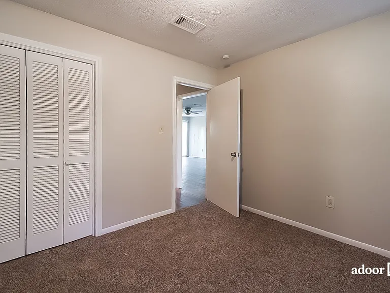 210 Castlewood Dr — Photo 12