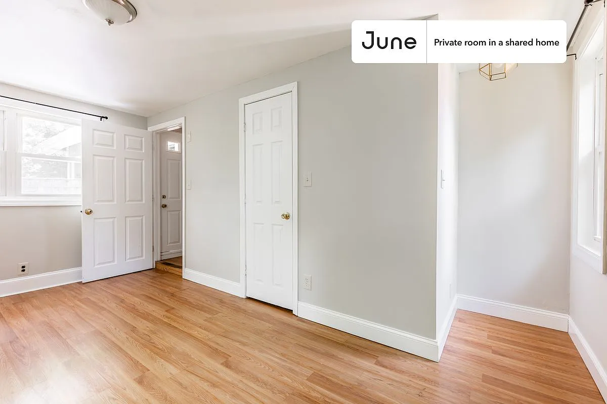 Full bedroom in 9 bed/2 bath home in Brighton #1341 B — Photo 4