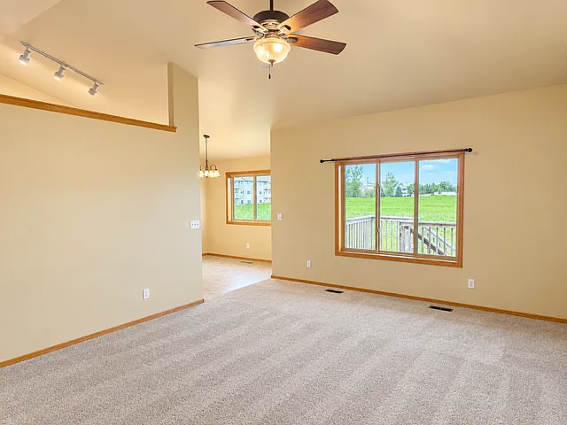 4 bed, 2064 sqft, $2,000 — Photo 4