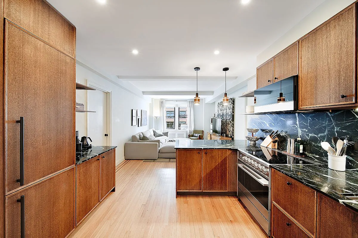 121 W 72nd St APT 6A photo 1