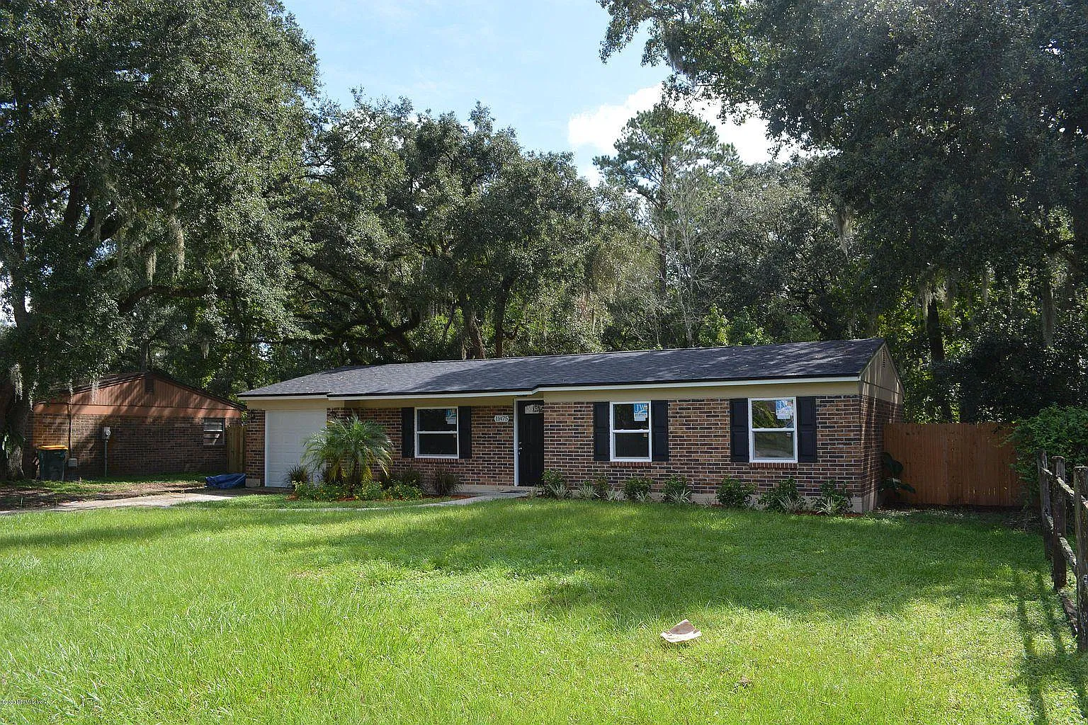 3 bed, 1.5 bath, 1366 sqft, $2,100 — Photo 2