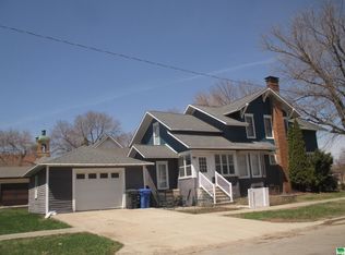 424 10th St, Sheldon, IA 51201