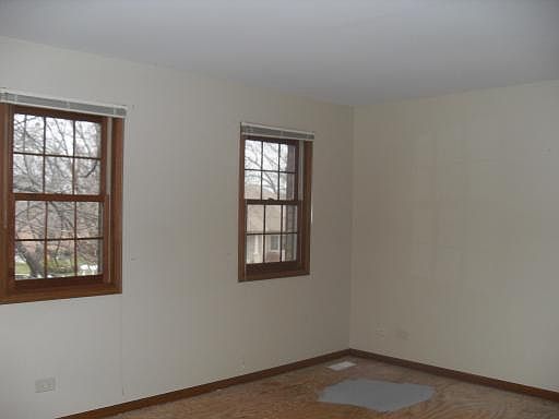 2nd image of 890 Glenmore Ct
